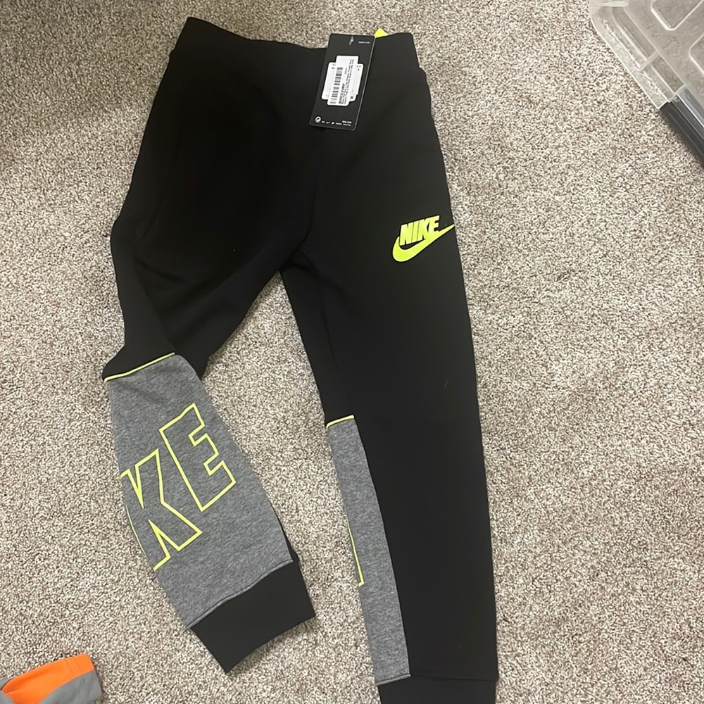 NWT Kids Nike joggers size 6
